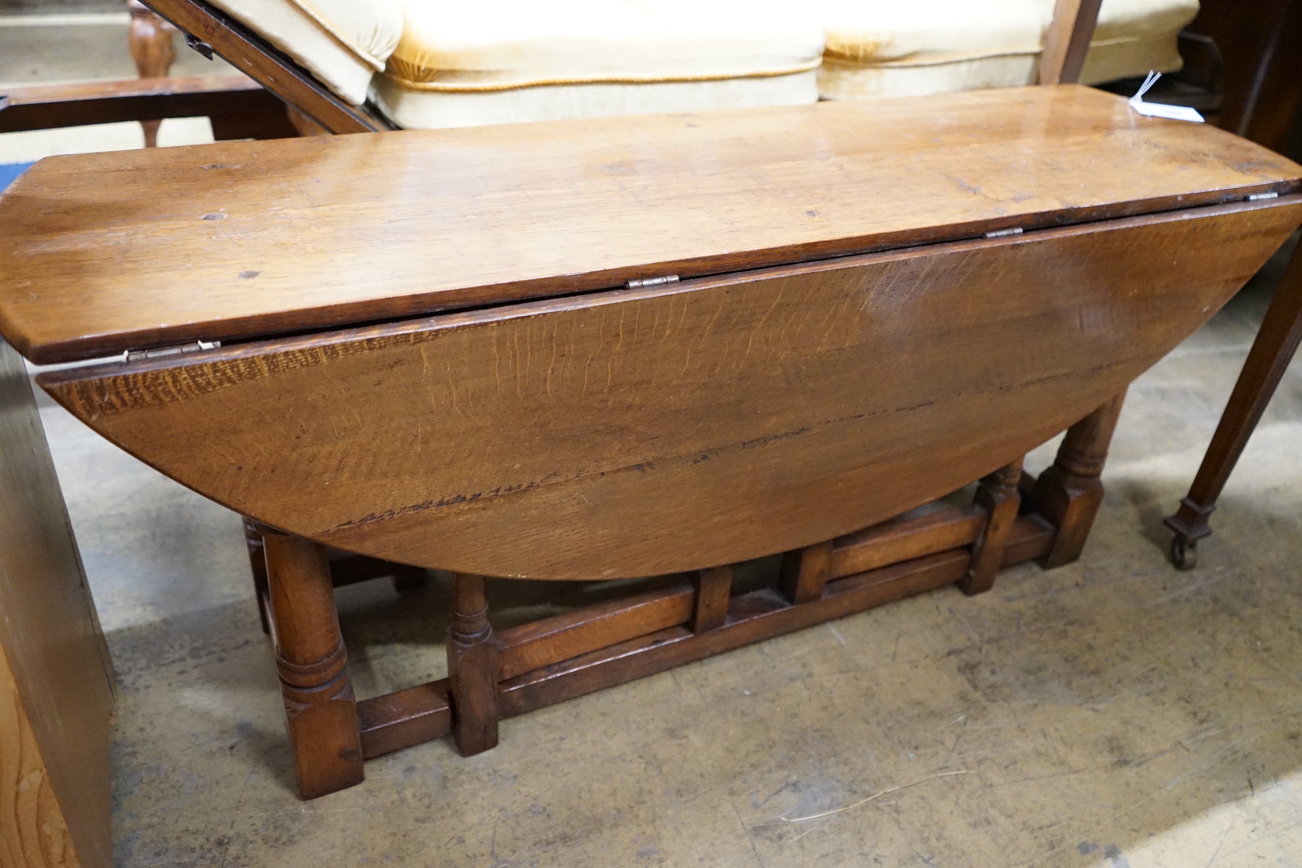 An 18th century style oak gateleg coffee table, length 116cm, depth 34cm, height 48cm